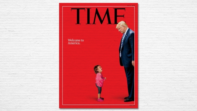 ABD-Meksika sınırı yakınlarında aranıp alıkonulan 2 yaşındaki Honduraslı bir göçmen çocuğun gözyaşları kameralara yansımıştı. 12 Haziran 2018’de John Moore (Getty Images) tarafından çekilen bu fotoğraf tüm dünyanın tepkisini çekmiş, ünlü TIME dergisine de Donald Trump eklenerek kapak yapılmıştı.